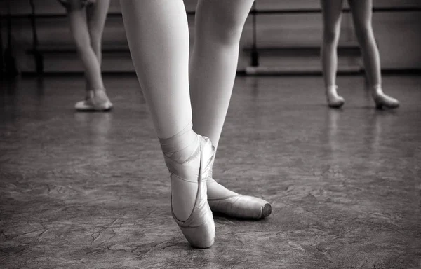 Primer plano de pies de bailarina en zapatos puntiagudos en el salón de baile. Vi. —  Fotos de Stock