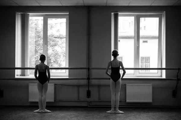 在舞厅里的一个芭蕾舞演员的特写镜头 黑白摄影 — 图库照片