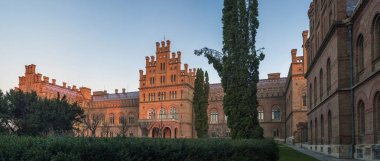 Sabah sokaktan Chernivtsi Üniversitesi dış cephe. Üniversite avlusu.