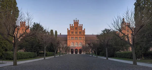 Sabah sokaktan Chernivtsi Üniversitesi dış cephe. Üniversite avlusu.