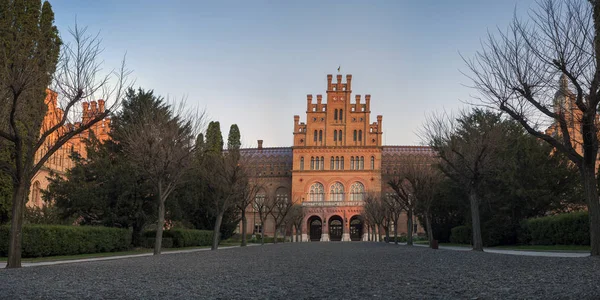 Außenfassade der Tscherniwzi-Universität von der Straße aus am Morgen. Universitätshof. — Stockfoto