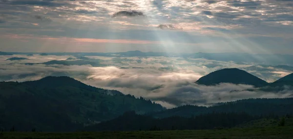 Υπέροχη Ανατολή ηλίου στα βουνά. Υπέροχη θέα της κοιλάδας με ομίχλη με φωτεινές ακτίνες ήλιου στα Καρπάθια. — Φωτογραφία Αρχείου