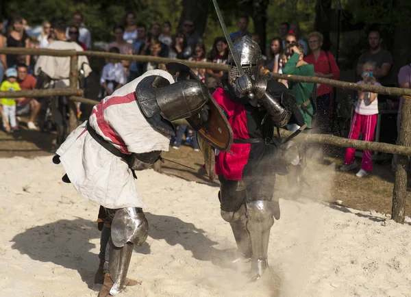 Cavaleiros de armadura completa estão lutando na arena . — Fotografia de Stock