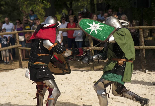 A batalha dos cavaleiros em plena armadura na arena . — Fotografia de Stock