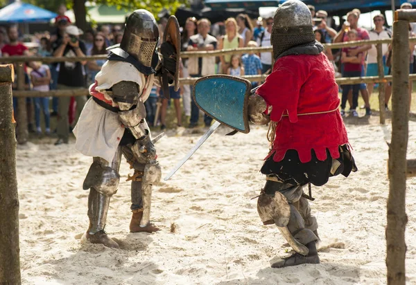 A batalha dos cavaleiros em plena armadura na arena . — Fotografia de Stock