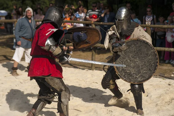 A batalha dos cavaleiros em plena armadura na arena . — Fotografia de Stock