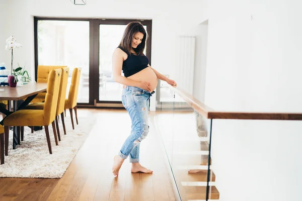 Schöne Schwangere Frau Entspannt Berührt Und Glättet Ihren Bauch Lächelt — Stockfoto