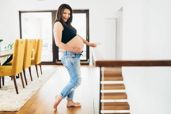 Schönes Porträt Der Werdenden Mutter Schwangerschaftsshooting Neuen Modernen Wohnzimmer — Stockfoto