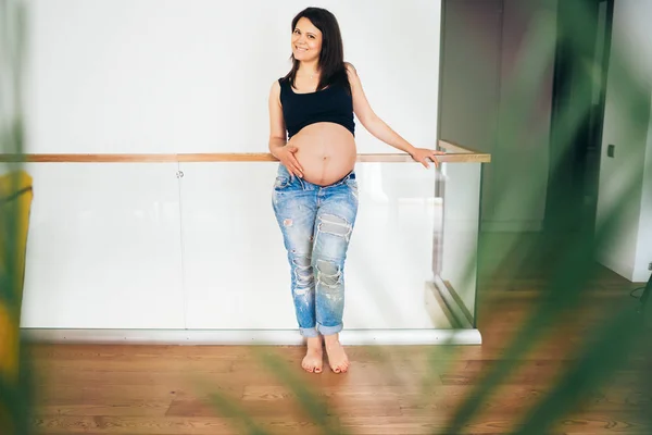 美丽的年轻孕妇的肖像微笑着等待婴儿 平滑的肚子和期待的概念 — 图库照片