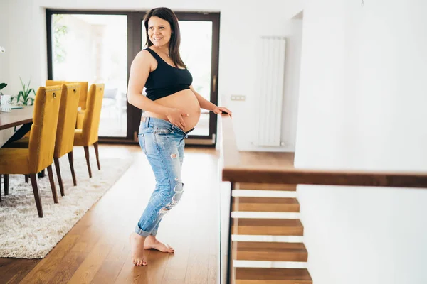 Porträt Der Schwangeren Schönen Mutter Wohnzimmer Eines Modernen Hauses Schwangerschaft — Stockfoto