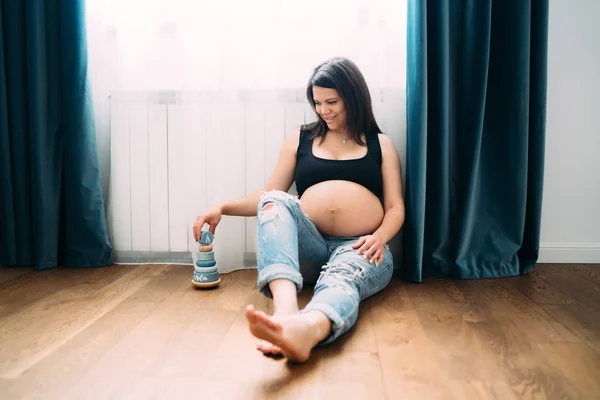 Mulher Grávida Bonita Alisando Sua Barriga Sorrindo Sentado Sala Bebê — Fotografia de Stock