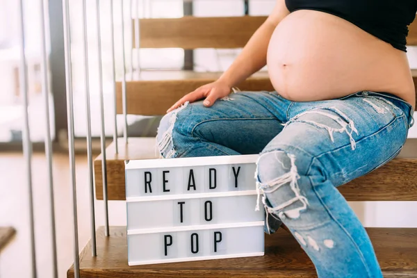 Pronto Para Pop Conceito Retrato Mulher Grávida Com Close Barriga — Fotografia de Stock