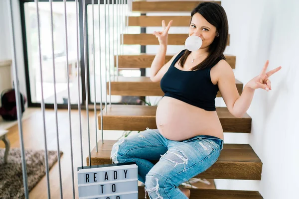 Alegre Retrato Una Joven Embarazada Sentada Las Escaleras Disfrutando Vida — Foto de Stock