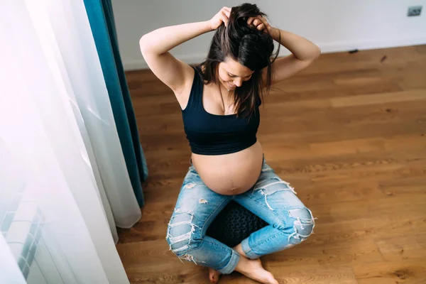 Schwangere Hause Lächelt Über Babybauch — Stockfoto