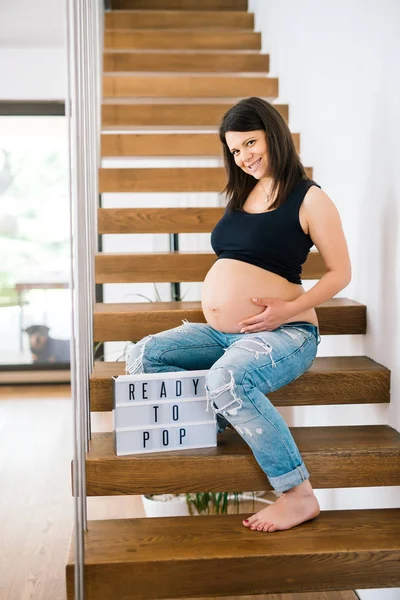 Lindo Bebê Futuro Mãe Alisamento Barriga Sorrindo Enquanto Sentado Escadas — Fotografia de Stock