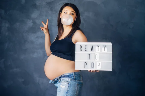 Szczęśliwa Kobieta Ciąży Jest Głupie Korzystających Życia Ciąża Macierzyństwo Koncepcja — Zdjęcie stockowe