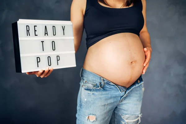 妊娠中の女性をクローズ アップ詳細 将来の母親の腹 — ストック写真