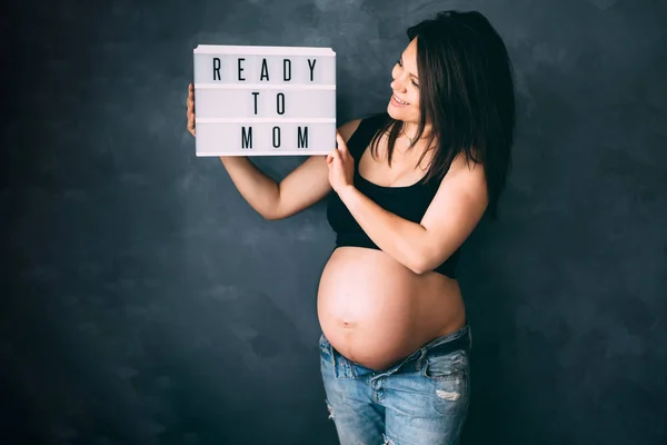 Schöne Schwangere Frau Genießt Das Leben Lächelt Und Posiert Mit — Stockfoto