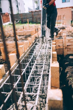 Şantiye - işçi dökme beton beton pompası ile arka plan detayları