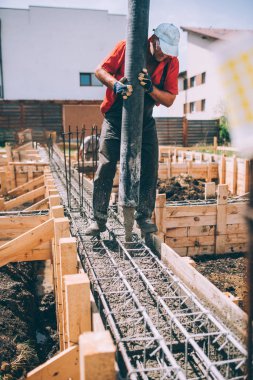 Beton pompa Vakfı dökme beton için kullanarak sanayi işçisi