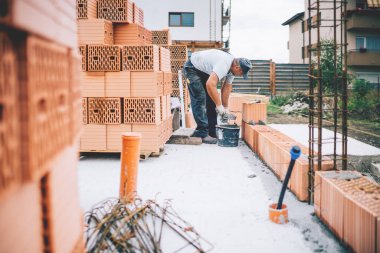 İnşaat sitesi detayları - tuğla duvarlar inşa sanayi işçisi