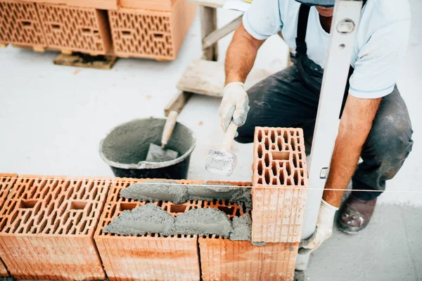 Trabajador Industrial Albañil Albañil Que Trabaja Con Ladrillos Casa Construcción — Foto de Stock