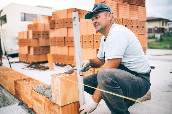 Professionell Byggnadsarbetare Mura Och Bygga Hus Industriområde Detalj Hand Justera — Stockfoto