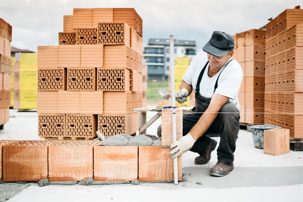 Travailleur Construction Murs Construction Travailler Avec Des Briques Sur Chantier — Photo