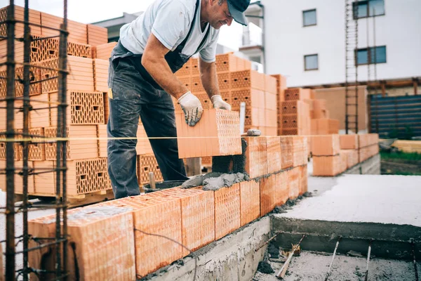 Nahaufnahme Eines Bauarbeiters Der Ziegel Verlegt Ein Haus Baut — Stockfoto