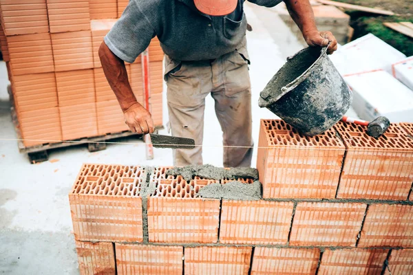 Albañil Industrial Con Paleta Cuchillo Mortero Para Ladrillo Construcción Paredes —  Fotos de Stock