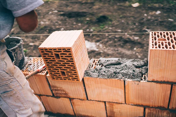 在建筑工地上安装砖工业瓦工 — 图库照片