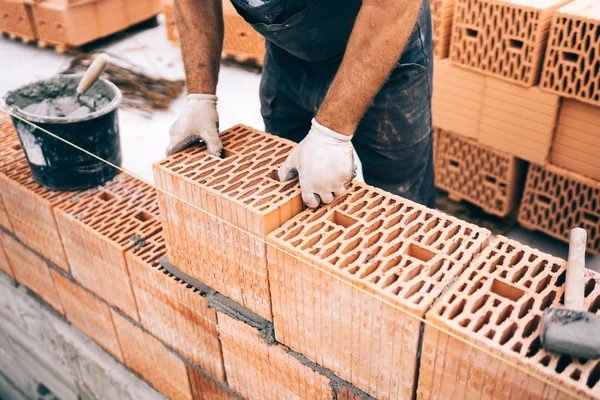 Trabalhador Industrial Pedreiro Usando Ferramentas Tijolos Para Construção Casa Detalhes — Fotografia de Stock