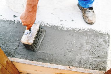 su geçirmez dolgu macunu uygulamak için boya fırçası kullanarak inşaat işçisi üstten görünüm