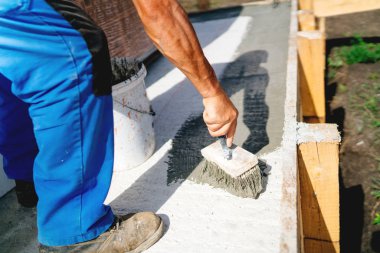 İnşaat Sanayi işçisi site döşeme dolgu macunu ve çimento su yalıtımı için astar