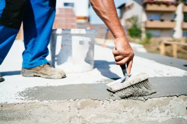 İnşaat işçisi fırça ve astar hydroinsulation malzemeler kullanılarak su yalıtım house için kullanma