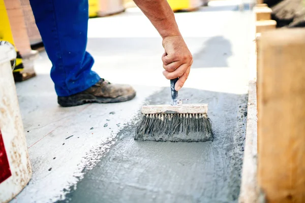 Trabajador Construcción Utilizando Cepillo Imprimación Para Hidroaislar Impermeabilizar Casa — Foto de Stock