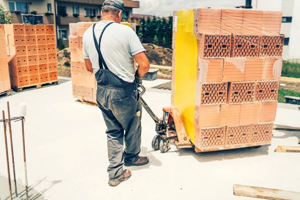 Maçon Industriel Travailleur Construction Transportant Des Briques Sur Chantier — Photo