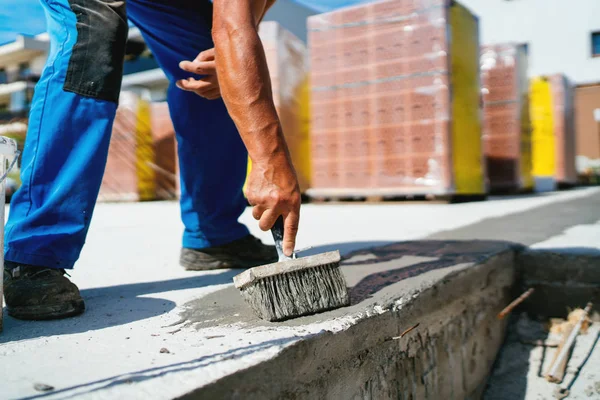 Industriële Werknemer Bouwplaats Leggen Afdichtmiddelen Voor Het Waterdicht Maken Van — Stockfoto