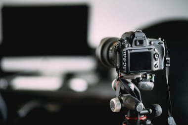 Yakın zamanda yenilenmiş office kapalı fotoğraflarını profesyonel fotoğrafçı. Kamera tripod ayrıntıları