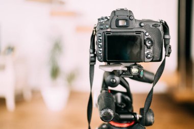 dslr fotoğraf makinesi tripod ve fotoğraf üzerinde oturuyor. İç tasarım fotoğraf dişli 