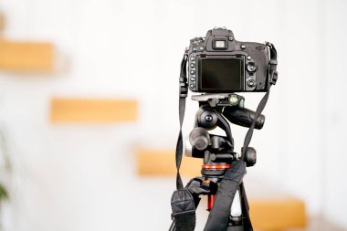 Profesyonel dslr fotoğraf makinesi tripod üzerinde duran ve iç tasarım fotoğraf çekmek