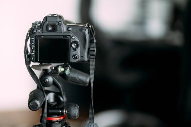 Profesyonel fotoğraf makinesi tripod üzerinde duran, çekim ve kamera standı ile çalışma