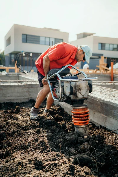 Travailleur Sur Chantier Utilisant Compacteur Vibratoire Pour Compactage Sol Terrassement — Photo