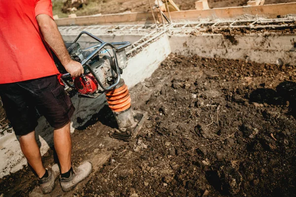 Trabajador Constructor Compactar Suelo Con Máquina Compactación Vibraciones Durante Trabajo —  Fotos de Stock