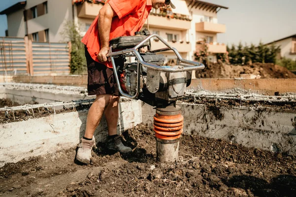 建設現場における振動コンパクターの詳細を閉じる — ストック写真