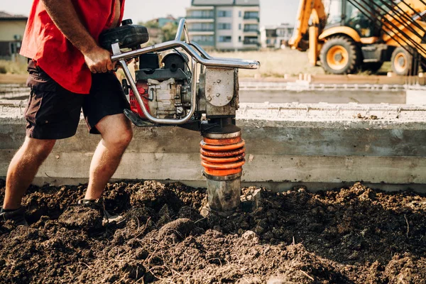 Trabalhador Industrial Usando Compactador Solo Canteiro Obras Fundação Detalhes Casa — Fotografia de Stock