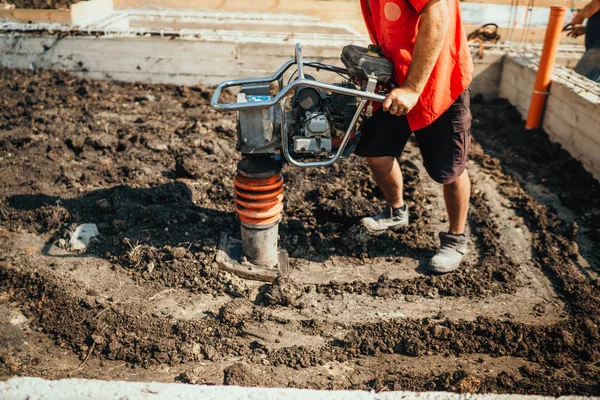 Trabajadores Industriales Construcción Compactando Suelo Cimientos Viviendas Utilizando Compacto —  Fotos de Stock