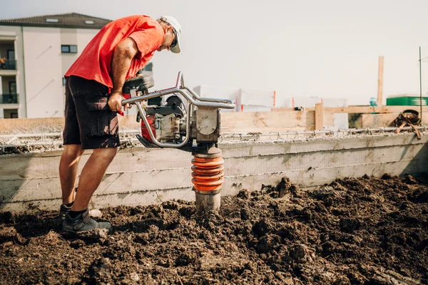 Professionella Arbetare Industri Detaljer Arbetare Med Vibrerande Komprimator Vid Husgrunden — Stockfoto