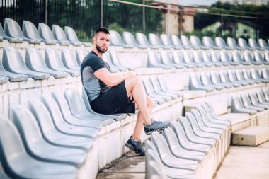 Gülümseyen fitness eğitmeni egzersiz yaptıktan sonra dinlenme. Atlet ayrıntıları