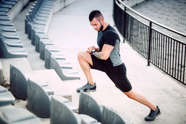 Мужчина Делает Интервальные Упражнения Бегает Бегает Лестнице Стадиона Ноги Тренировки — стоковое фото